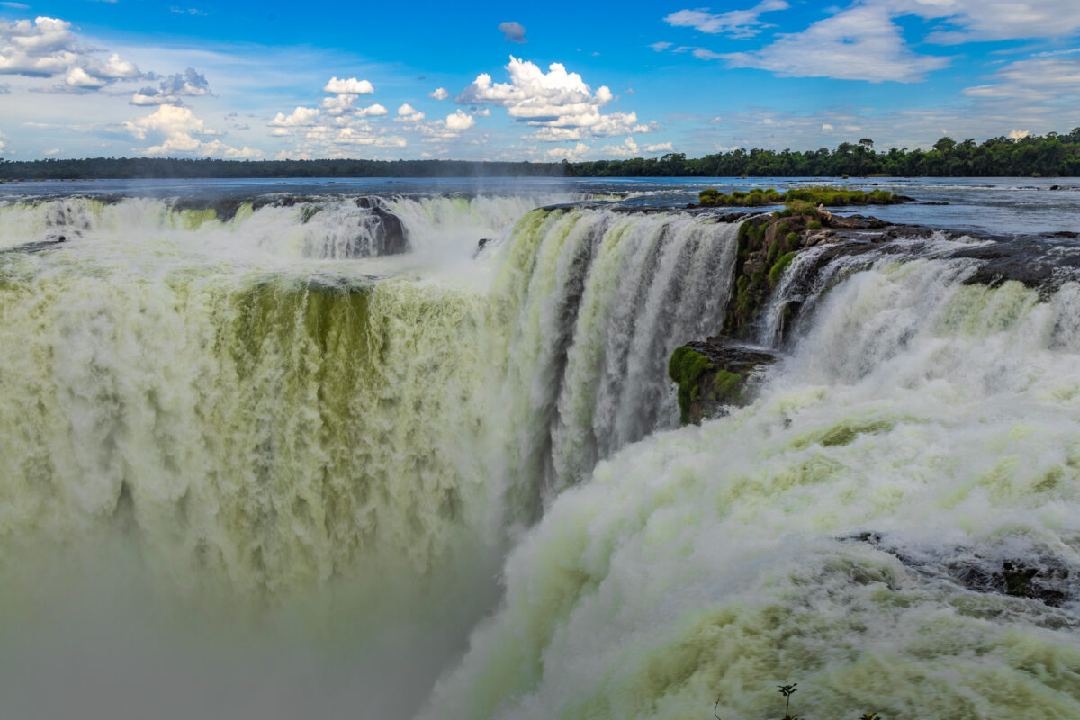 Devil’s Throat plunge at Iguazú Falls on the Argentina–Brazil border