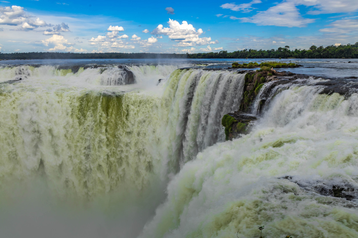 Devil’s Throat plunge at Iguazú Falls on the Argentina–Brazil border